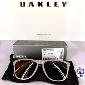 NIB oakley titanium frogskins